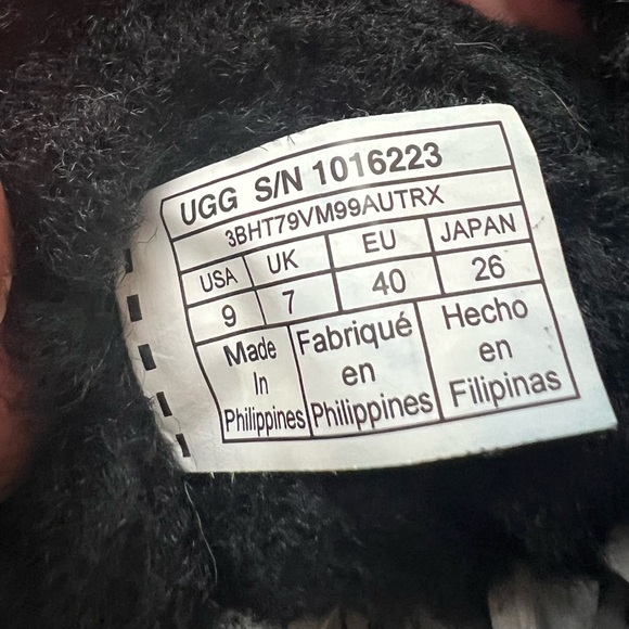 SOLD! UGG Classic Short II Women's Size US 9 Black Sheepskin Ankle Boots 1016223 - Picture 3 of 9